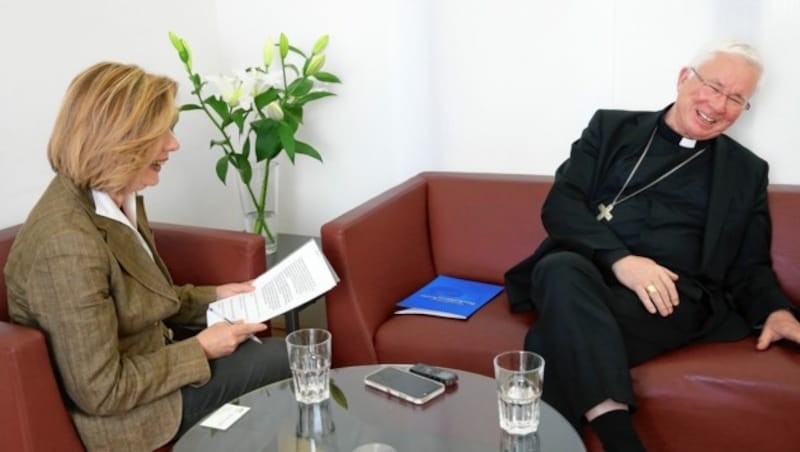 Erzbischof Franz Lackner im Gespräch mit Conny Bischofberger (Bild: Klemens Groh)
