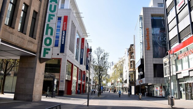 52 Filialen der Kette Galeria Karstadt Kaufhof könnten bis Jänner 2024 geschlossen werden. Tausende Jobs sind betroffen. (Bild: Horst Galuschka/dpa/picturedesk.com)