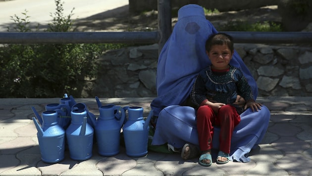 Eine Frau mit ihrem Kind in Kabul (Bild: AP Photo/Rahmat Gul)