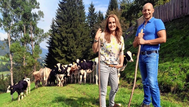 Hannes Royer, Bergbauer und Gründer von „Land schafft Leben“, und Maggie Entenfellner am Schattenschupferhof in Schladming. (Bild: ORF)