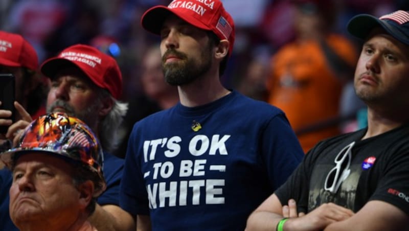 Ein Unterstützer des US-Präsidenten trägt ein T-Shirt mit der Aufschrift „Es ist okay, weiß zu sein“. (Bild: AFP)