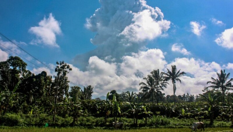 Der Vulkan Merapi auf der indonesischen Insel Java stieß eine kilometerhohe Aschewolke aus. (Bild: AP)