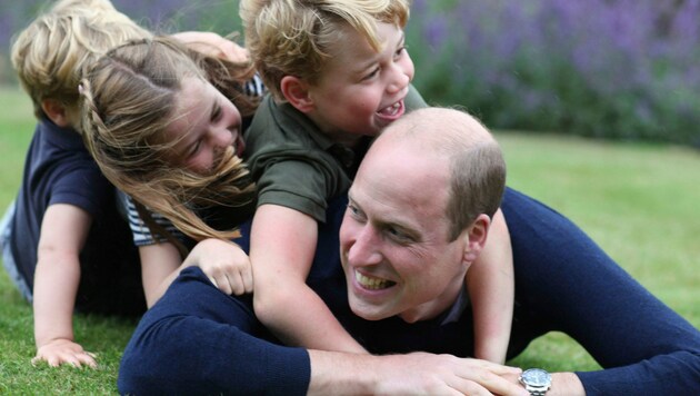 Prinz William mit seinen Kindern George, Charlotte und Louis (Bild: APA/Catherine, The Duchess of Cambridge via AP)