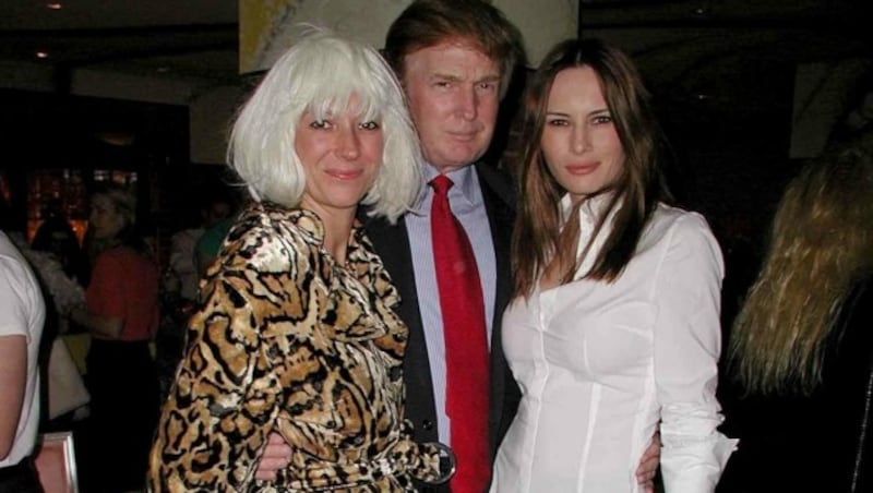 Ghislaine Maxwell auf einer Halloweenparty mit Donald Trump und dessen Ehefrau Melania (Bild: www.PPS.at)