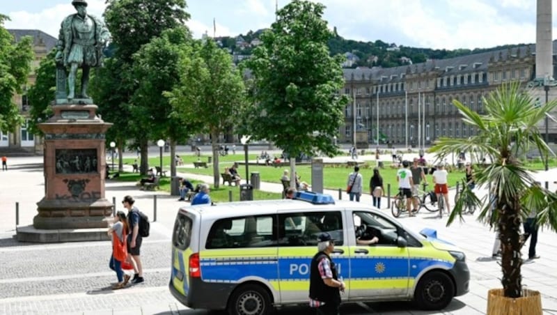 Auch am Tag danach zeigte die Polizei verstärkte Präsenz. (Bild: APA/AFP/THOMAS KIENZLE)