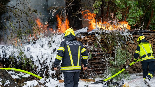 Erneuter Holzstoßbrand in Raffelstetten (Bild: FOTOKERSCHI.AT / KERSCHBAUMMAYR)