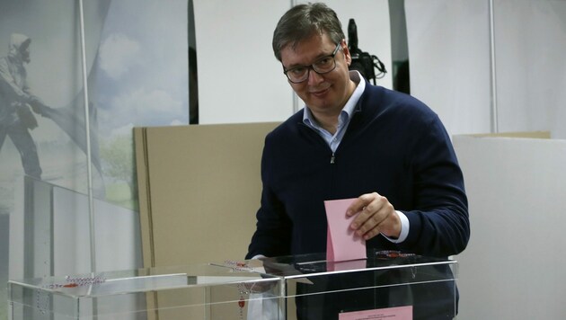 Präsident Aleksandar Vucic bei seiner Stimmabgabe - er stand nicht zur Wahl, war aber dennoch omnipräsent. (Bild: AP)