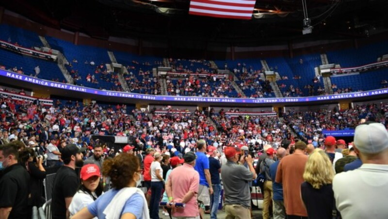 Viele waren im Juni gekommen, um US-Präsident Donald Trump in Tulsa zu sehen - noch mehr aber nicht. (Bild: AFP)