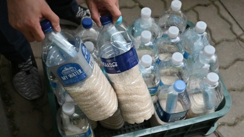 Nordkoreanische Überläufer füllen Wasserflaschen mit Reis und einem Gesichtsschutz - diese sollen mit Ballons in die ehemalige Heimat geschickt werden. (Bild: AFP)