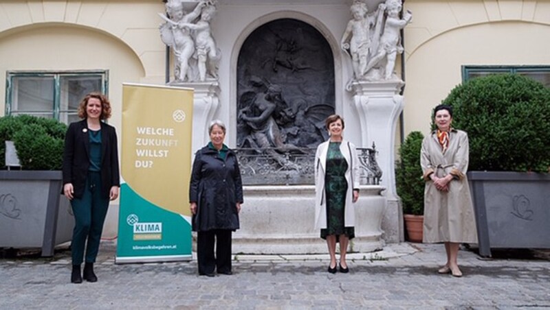 (v.l.) Klimavolksbegehren-Initiatorin Katharina Rogenhofer, Margit Fischer, Doris Schmidauer und Margot Klestil-Löffler (Bild: APA/BUNDESHEER/PETER LECHNER)