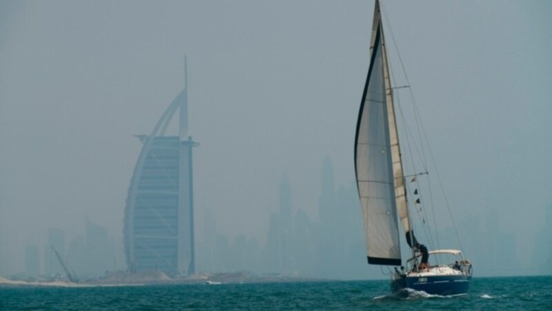 Blick auf den Burj al-Arab (Bild: AP Photo/Jon Gambrell)