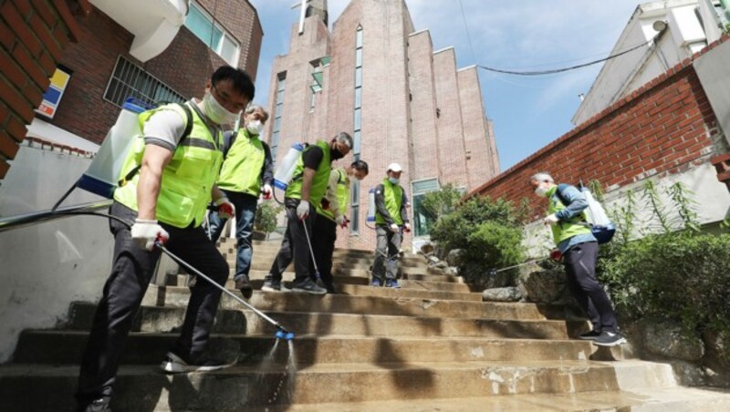 Auch öffentliche Plätze werden in Seoul desinfiziert. (Bild: AP)