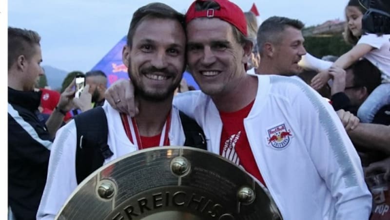 In seiner Karriere gewann Ulmer (links neben Bullen-Sportboss Christoph Freund bereits 13 Meistertitel und zehnmal den ÖFB-Cup. (Bild: Nister Christoph)