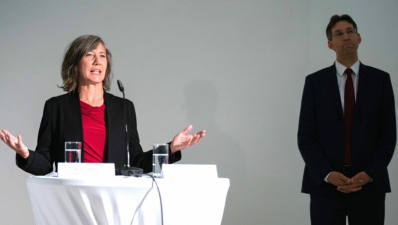 Verkehrsstadträtin Birgit Hebein (Grüne) und Bezirksvorsteher Markus Figl (ÖVP) bei der Präsentation des City-Fahrverbots (Bild: APA/GEORG HOCHMUTH)