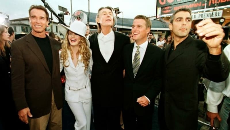 „Batman and Robin“-Fotoshoot in Los Angeles 1997: Arnold Schwarzenegger, Alicia Silverstone, Regisseur Joel Schumacher, Chris O‘Donnell und George Clooney (Bild: AFP)