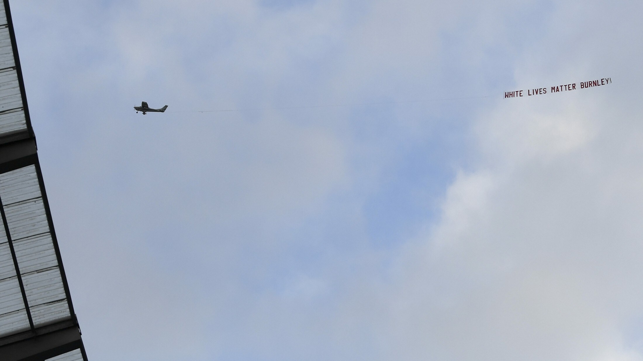 Flugzeug Banner Rassismus Eklat Vor Mancity Match Krone At