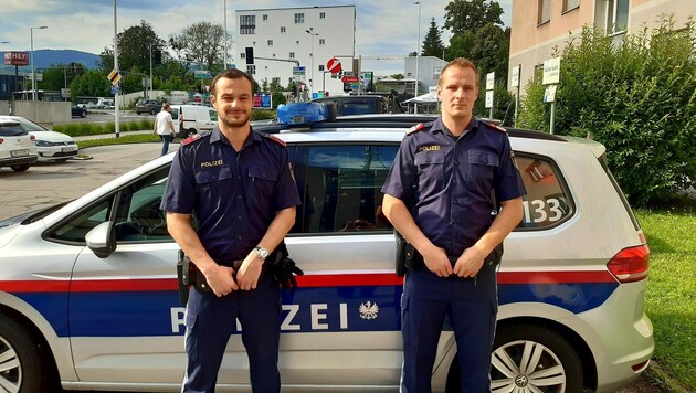 Die Lebensretter in Uniform: Christoph W. und Vinzenz G. (Bild: Polizei OÖ)