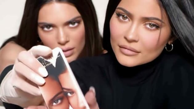 Kendall und Kylie Jenner haben die gemeinsame Kosmetiklinie „KENDALL x KYLIE“ herausgebracht. (Bild: www.viennareport.at)
