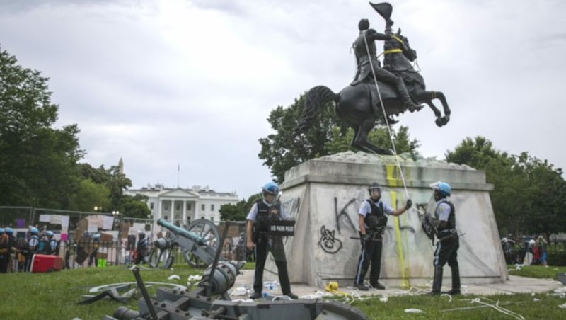 Die Polizei konnte den Sturz der Statue von Andrew Jackson, siebenter Präsident der USA, verhindern. (Bild: AP)