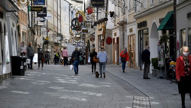 Auch die Getreidegasse in Salzburg ist nun wieder belebter ... (Bild: APA/BARBARA GINDL)