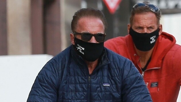 Arnold Schwarzenegger und sein Kumpel Ralf Moeller tragen ihre Masken auch beim Radfahren. (Bild: www.photopress.at)