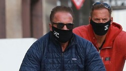 Arnold Schwarzenegger und sein Kumpel Ralf Moeller tragen ihre Masken auch beim Radfahren. (Bild: www.photopress.at)
