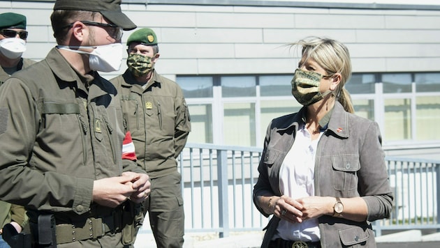 Verteidigungsministerin Klaudia Tanner (ÖVP) im Gespräch mit Soldaten (Bild: APA/Bundesheer/Gunter Pusch)