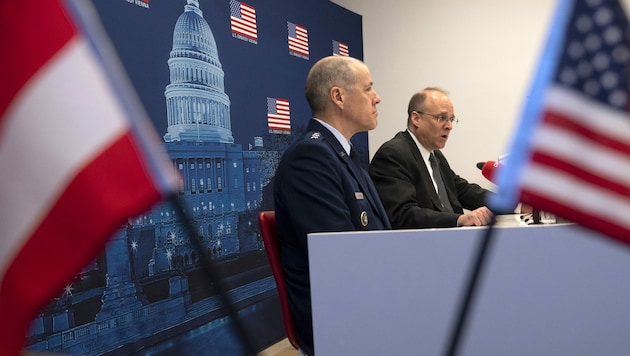 US-Sondergesandter Marshall Billingslea (rechts) arbeitet an einer Verlängerung des „New-Start“-Abrüstungsvertrages. (Bild: APA/AFP/JOE KLAMAR)