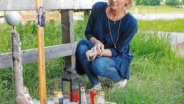 Mutter Sabine Koch-Peterbauer am Marterl für ihre verstorbene Tochter (Bild: Markus Tschepp)