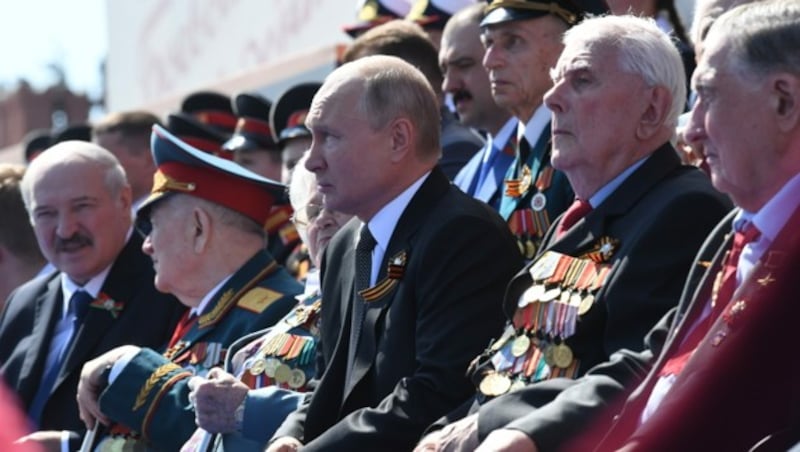 Putin beobachtet die Parade. (Bild: AFP)