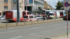 Einsatzkräfte am Unfallort (Bild: "Krone"-Leserreporter)