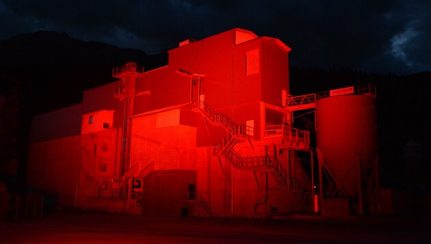 Das Schotterwerk der Firma Lang Fritzens ließ die Firma „Eventus“ im roten Licht erstrahlen. (Bild: EVENTus Veranstaltungstechnik/Manfred Zach)