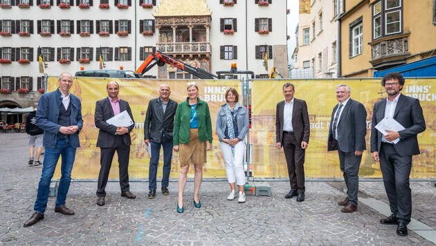 BM Georg Willi (Dritter von rechts) präsentierte mit Vertretern der Wirtschaft und der Kommunalbetriebe die Maßnahmen und Events im Zuge der Bauarbeiten in der Altstadt. (Bild: David Johansson)