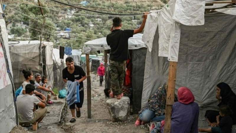 Die Situation im Flüchtlingslager Moria auf der griechischen Insel Lesbos hat sich etwas entspannt, ist aber nach wie vor dramatisch. Aus Angst vor dem Corona-Virus wollten viele Flüchtlinge weg von den Inseln, nach wie vor sitzen dort aber rund 30.000 Menschen fest. (Bild: ARIS MESSINIS)