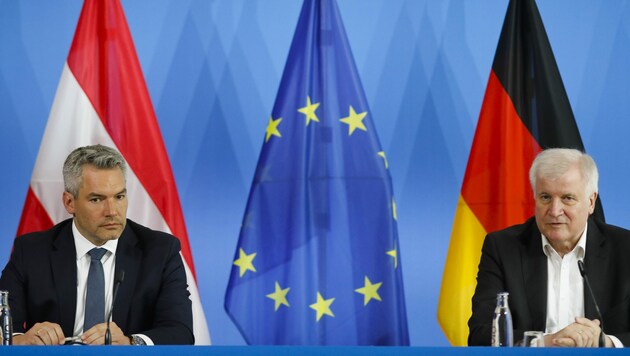 Österreichs Innenminister Karl Nehammer (li.) und sein deutscher Kollege Horst Seehofer (Bild: The Associated Press)