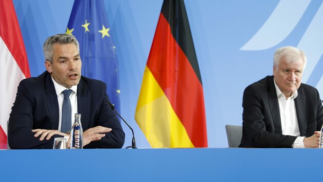 Innenminister-Treffen in Berlin: Nehammer (li.) und Seehofer (Bild: The Associated Press)