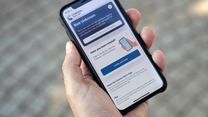 Daten der deutschen Corona-Warn-App und der österreichischen "Stopp Corona"-App können bald länderübergreifend ausgetauscht werden. (Bild: AP)