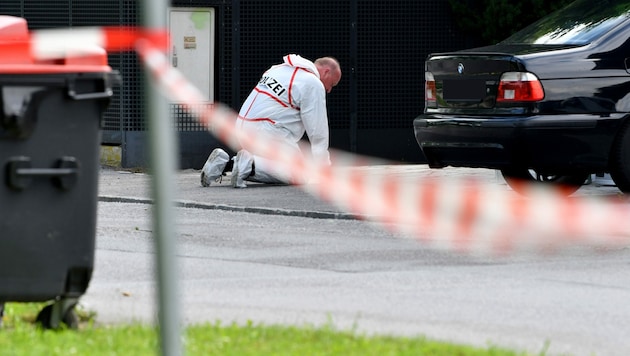 Tatort Leopoldskron: Experten der Polizei ermitteln nach der Schießerei in der Einfahrt eines Einfamilienhauses mit zwei Verletzten nun, wer tatsächlich auf wen geschossen hat. (Bild: APA/Barbara Gindl)