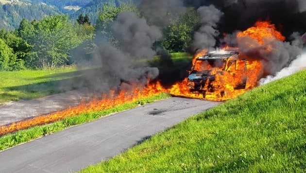 Mit Schaum und unter Atemschutz bekämpften die Feuerwehrmänner um Kommandant Lukas Scheiber den Fahrzeugbrand erfolgreich. (Bild: FF Wenns)