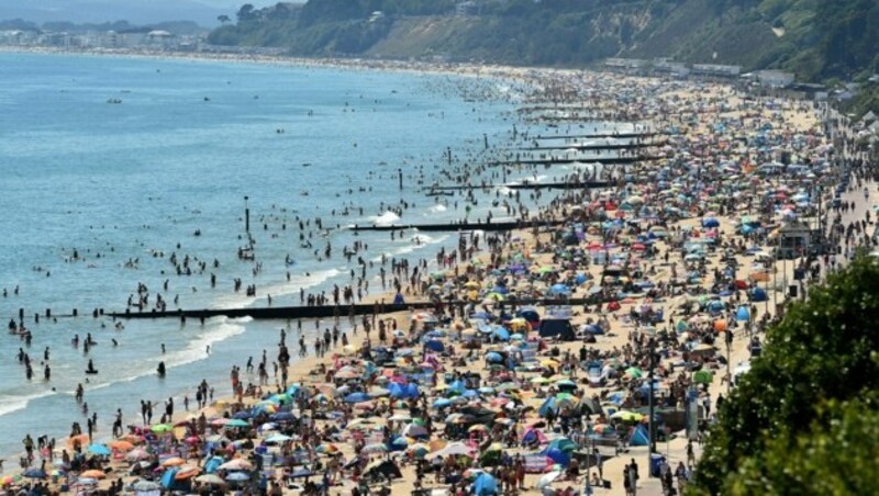 Zehntausende stürmten in den vergangenen Tagen einen südenglischen Strand - die Polizei hatte die Lage zwischenzeitlich nicht unter Kontrolle. (Bild: AFP)