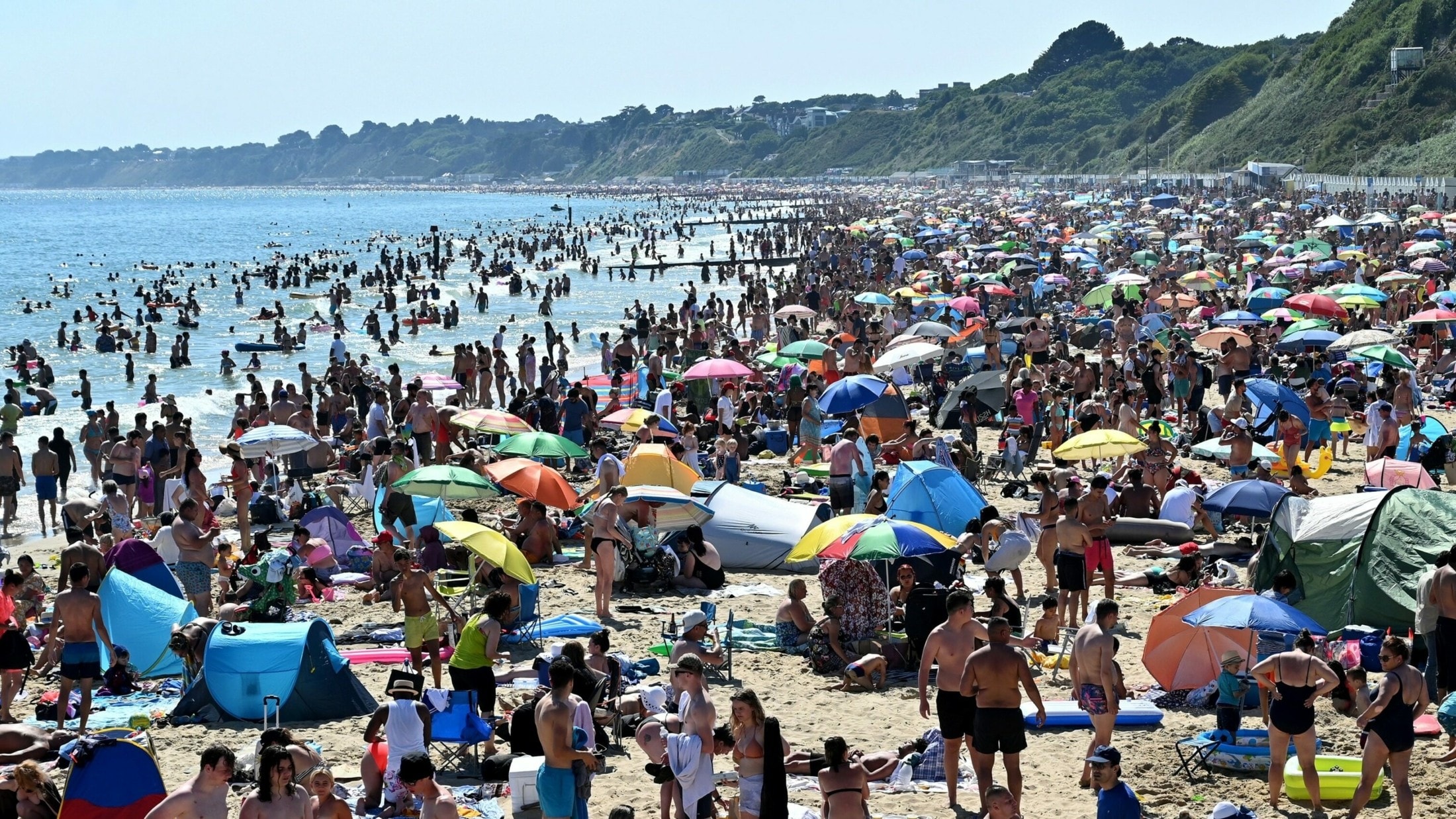 Обстановка народа. Куча людей на пляже. Переполненные пляжи. Люди на пляже Сочи. Туристы на пляже.
