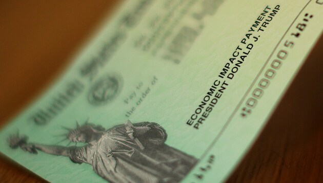 Donald Trumps Name erscheint auf allen ausgestellten Schecks. (Bild: Chip Somodevilla/Getty Images/AFP)