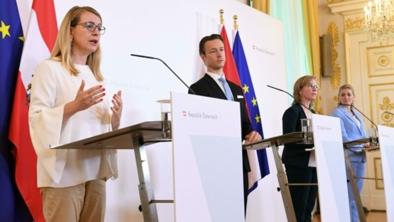 Wirtschaftsministerin Margarete Schramböck (ÖVP), Finanzminister Gernot Blümel (ÖVP), Infrastrukturministerium Leonore Gewessler (Grüne) und Arbeitsministerin Christine Aschbacher (ÖVP). (Bild: APA/HELMUT FOHRINGER)