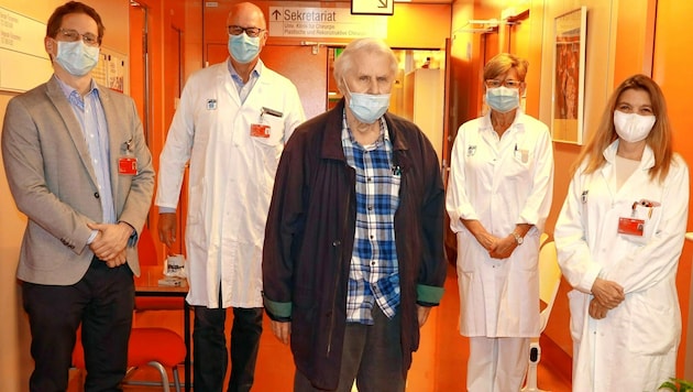 Erfolgreiches AKH-Ärzteteam: Dr. Andreas Martin, Primarius Günther Laufer, Anästhesistin Anna Bartunek und Kardiologin Sabine Scherzer (von links) mit Patient Johann S. (85, Mitte) (Bild: Zwefo)