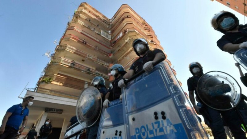 Die Bereitschaftspolizei schickte Verstärkung in die Stadt Mondragone nordwestlich von Neapel. (Bild: AFP)