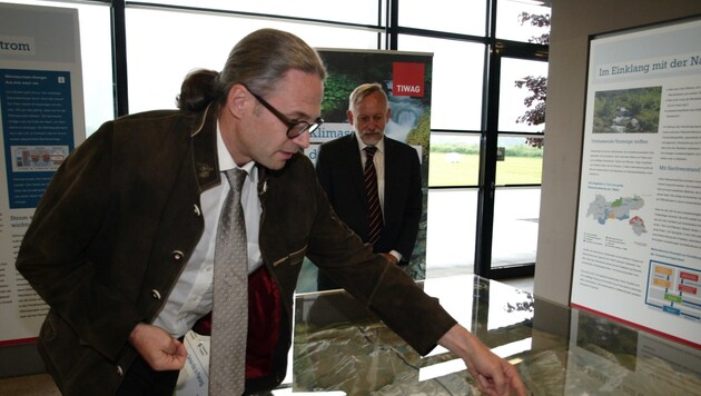 Projektleiter Klaus Feistmantl erklärt im Modell die Erweiterung Sellrain-Silz, Vorstand Johann Herdina hält sich im Hintergrund. (Bild: Daum Hubert)
