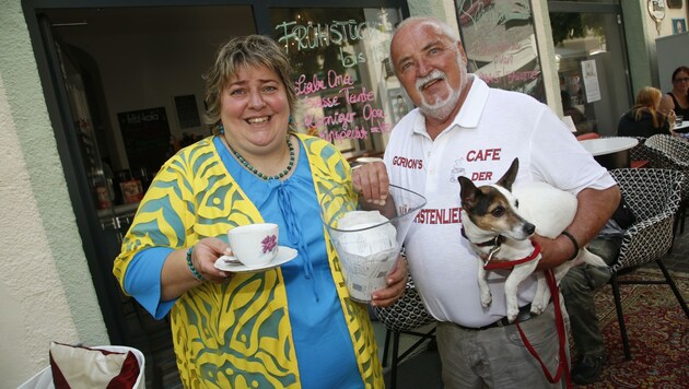 Andrea Köstenberger und Gordon Kelz mit Hund „Susi“ im neuen „Café der Nächstenliebe“: dem Wohnzimmer. (Bild: Rojsek-Wiedergut Uta)