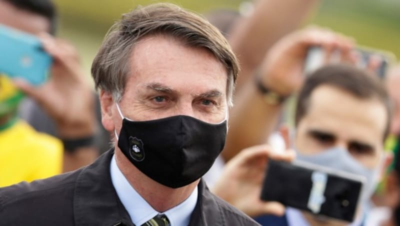 Seit Inkrafttreten der Anordnung hat sich Bolsonaro zumindest bei öffentlichen Auftritten an die Maskenpflicht gehalten. (Bild: AP Photo/Eraldo Peres)