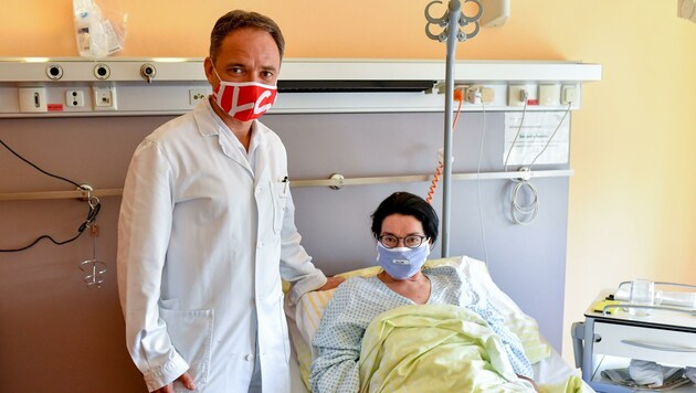 Primar Andreas Shamiyeh bei seiner Patientin Maria Peller. (Bild: Dostal Harald)
