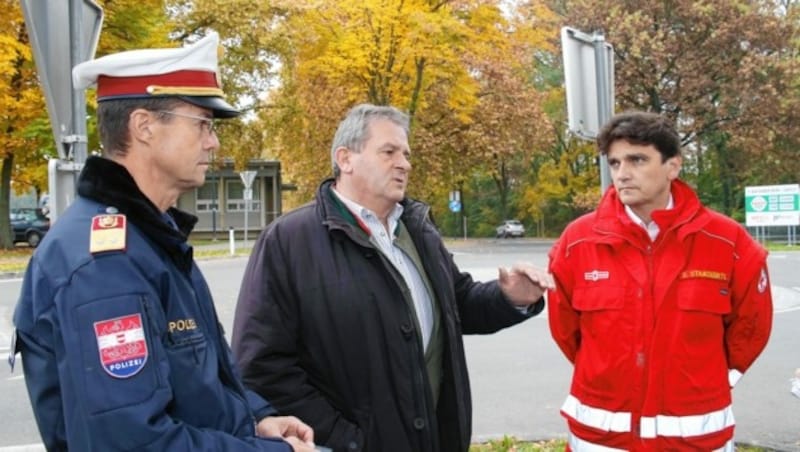 Die größte Herausforderung: Heinrich Schmiedlechner bei einer Besprechung während der Asylkrise im Jahr 2015. (Bild: Krone)